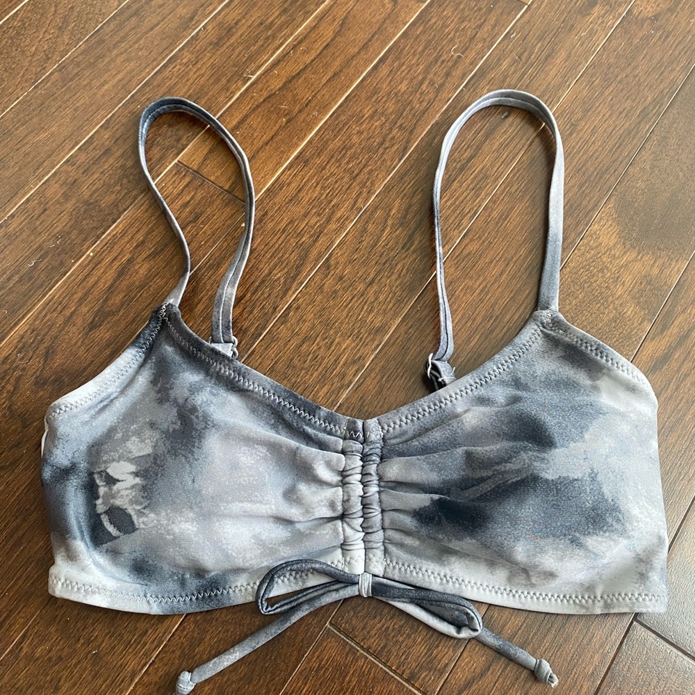 Bikini top. Pullover adjustable back and straps. Removable padded cups.